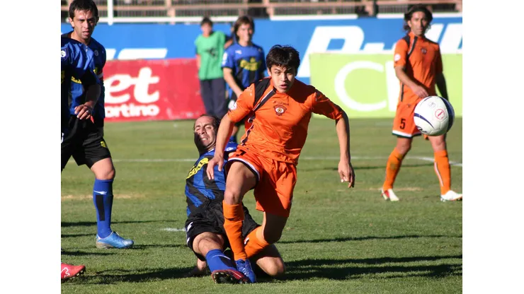 Alexis Sánchez en Cobreloa el 10 de junio de 2006, cuando le anotó dos goles a Huachipato. Escapa del Chiqui Chavarría en la imagen.