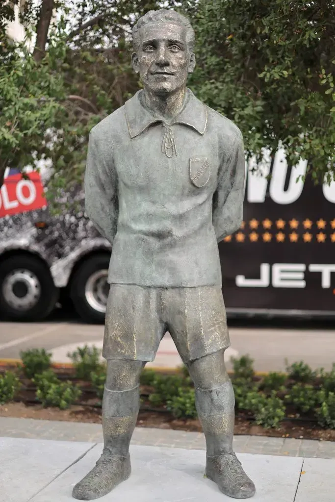 Esta es la nueva estatua de David Arellano presentada en el Estadio Monumental.
