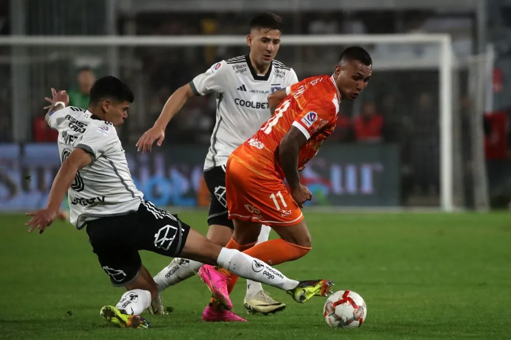 Esteban Pavez marca a Juan Leiva en la derrota alba vs Cobreloa en 2024. (Jonnathan Oyarzun/Photosport).