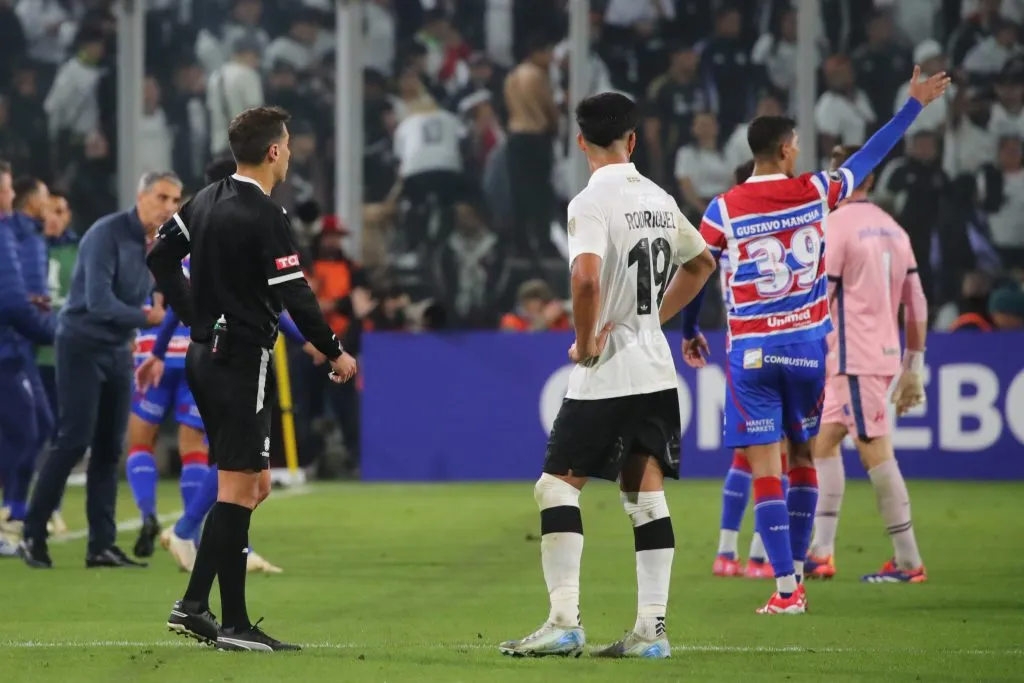 El inicio de los incidentes en el Monumental. Foto: Jonnathan Oyarzun/Photosport