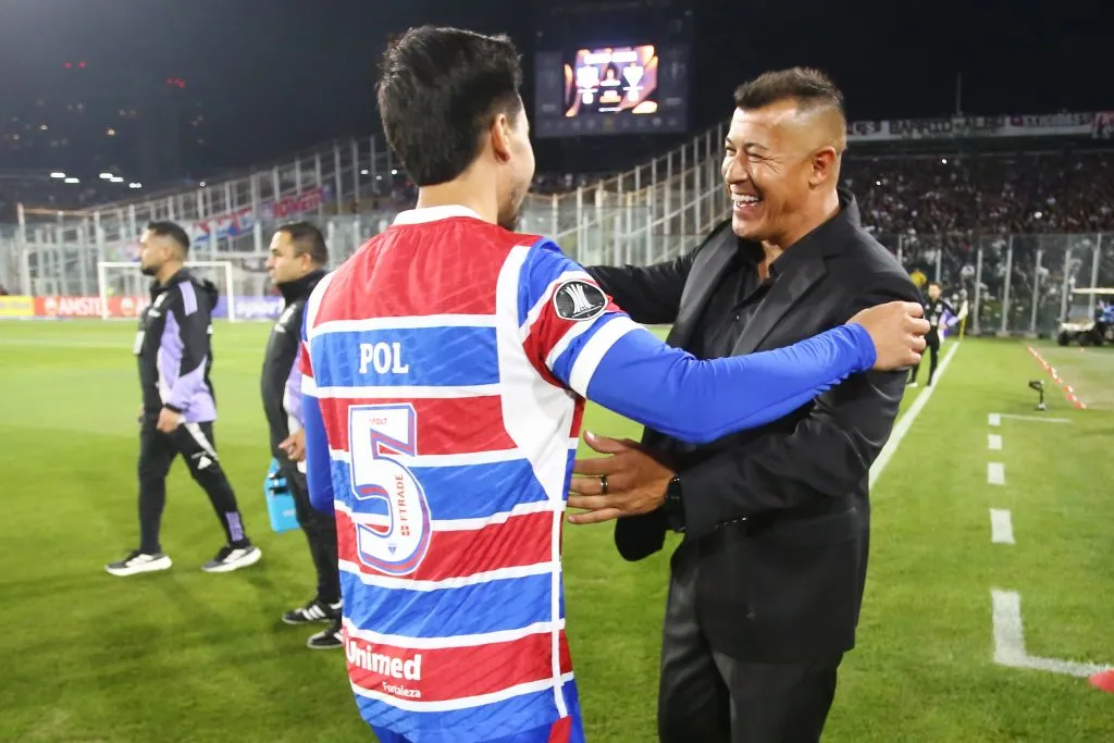 Jorge Almirón se reencontró con Pol Fernández cuando Colo Colo recibió a Fortaleza. El ex Boca lo saludó con afecto. (Jonnathan Oyarzun/Photosport).