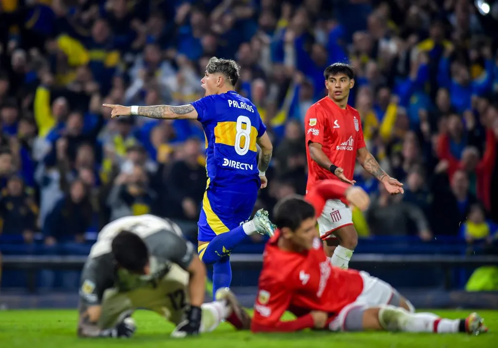 Carlos Palacios celebró así su gol ante Estudiantes. (Marcelo Endelli/Getty Images).