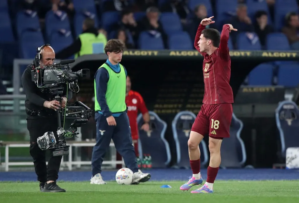 Matías Soulé festejó así un gol ante la Lazio en un clásico romano. Suma cuatro goles y dos asistencias al cabo de 34 partidos en la Roma. (Paolo Bruno/Getty Images).