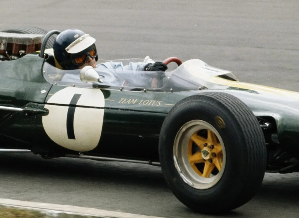 Jim Clark conduce el Lotus 33 Climax nº 1 del equipo durante el Gran Premio de Gran Bretaña el 16 de julio de 1966 (Getty Images).