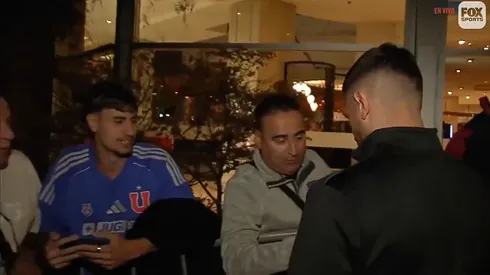 Hincha de la U sorprendido apoyando a Racing para duelo con Colo Colo.