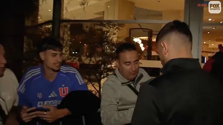 Hincha de la U sorprendido apoyando a Racing para duelo con Colo Colo.