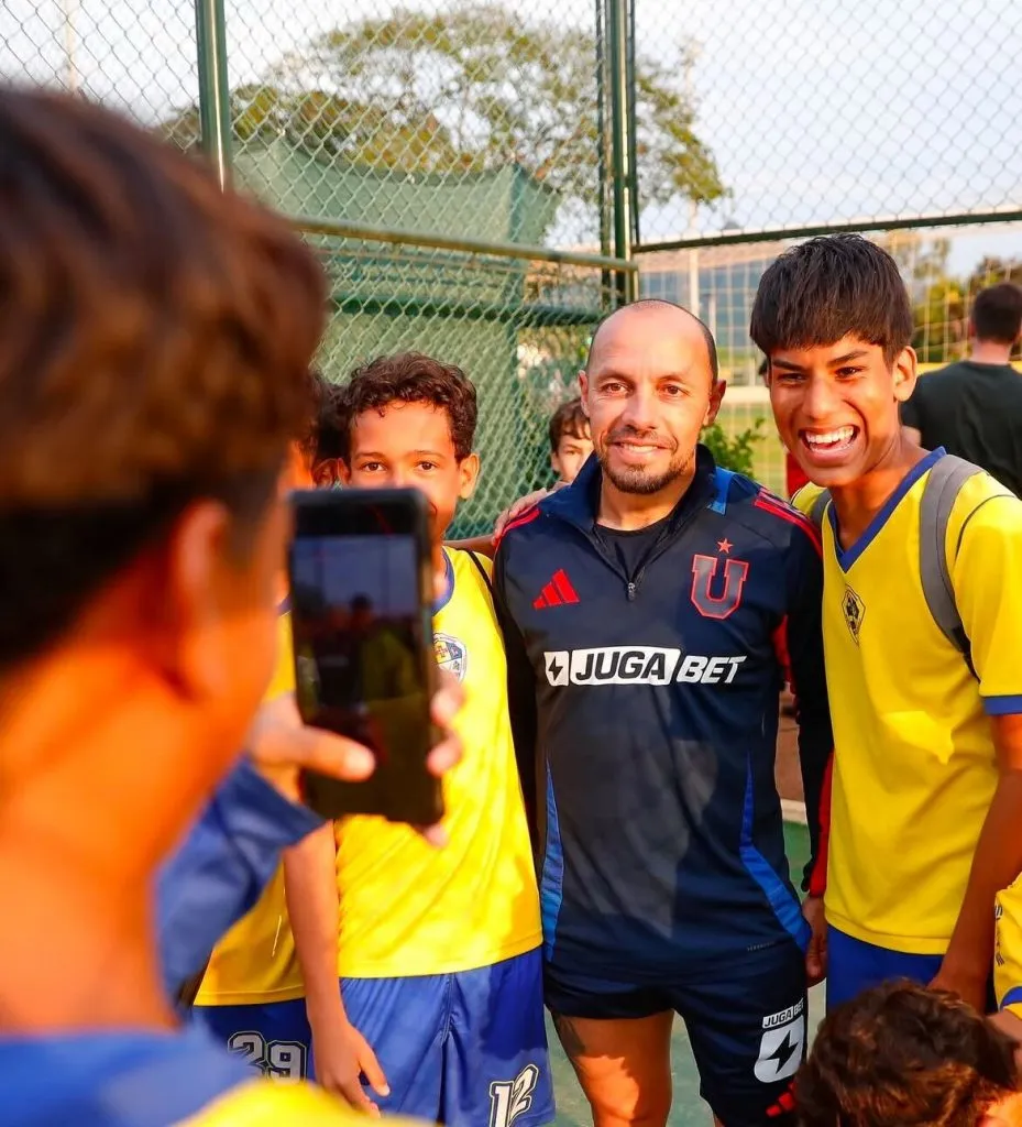 El capitán de la U, Marcelo Díaz, se tomó fotos con niños en Venezuela. Foto: U de Chile.