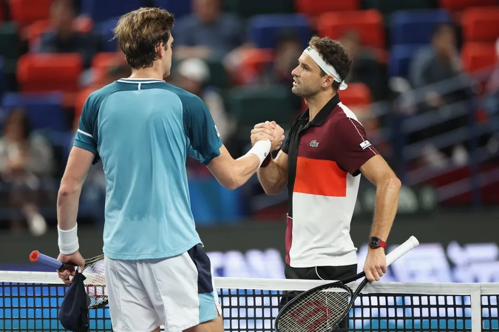 Nicolas Jarry y Grigor Dimitrov se dan la mano tras el Masters de Shanghai 2023 (Getty Images).