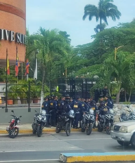 Las fuerzas policiales esperan la salida de la U al estadio para el choque ante Carabobo.
