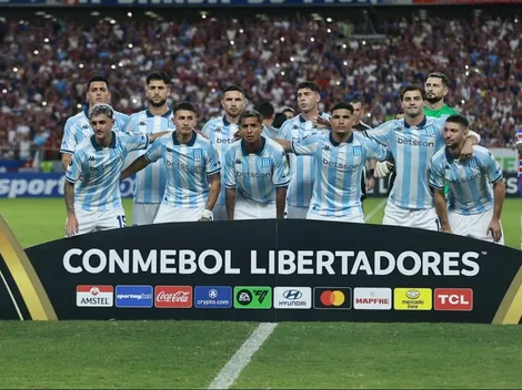 Figura de Racing posa con camiseta de popular equipo chileno