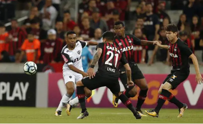 Esteban Pavez en acción por el Athletico PR de Brasil.