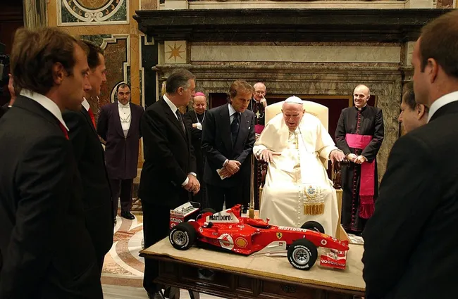 Papa Juan Pablo II recibe como regalo del presidente de Ferrari, Luca Cordero di Montezemol y Michael Schumacher en enero de 2005 (Getty Images).