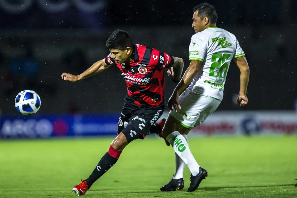 Esteban Pavez en acción por los Xolos de Tijuana. (Francisco Vega/Getty Images).