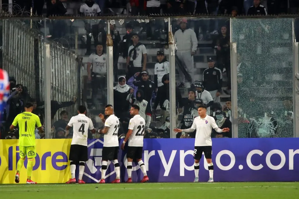 Los jugadores de Colo Colo durante los incidentes. Foto: Jonnathan Oyarzun/Photosport