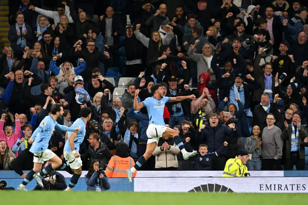 Manchester City derrotó al Aston Villa con dos regalones del Dibu Martínez. Foto: Getty Images.