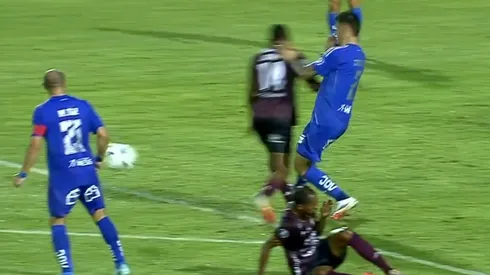 Franco Calderón despejó el balón y se llevó por delante un rival.