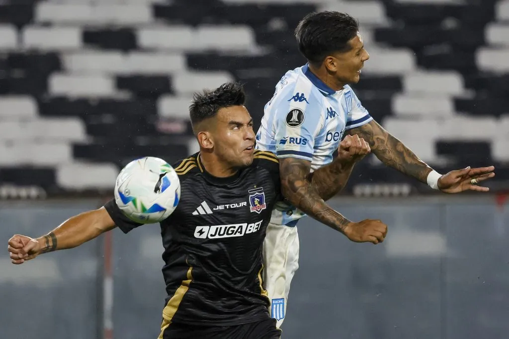 Sebastián Vegas lucha un balón contra Matías Zaracho de Racing Club. (Andres Pina/Photosport).