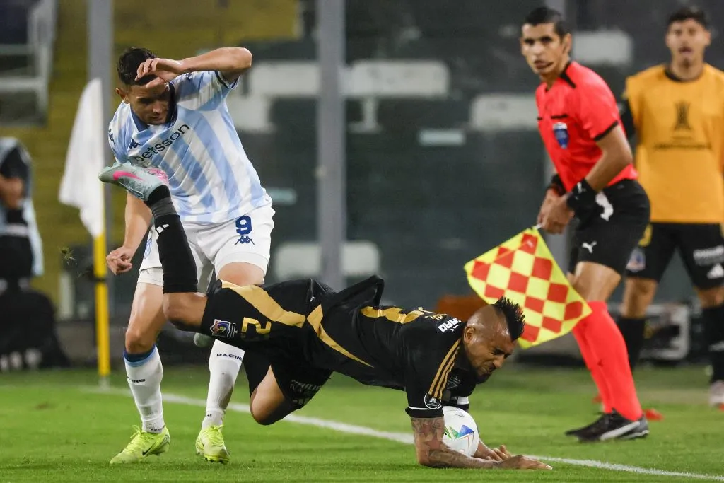 El foul de Maravilla Martínez sobre Arturo Vidal. (Andres Pina/Photosport).