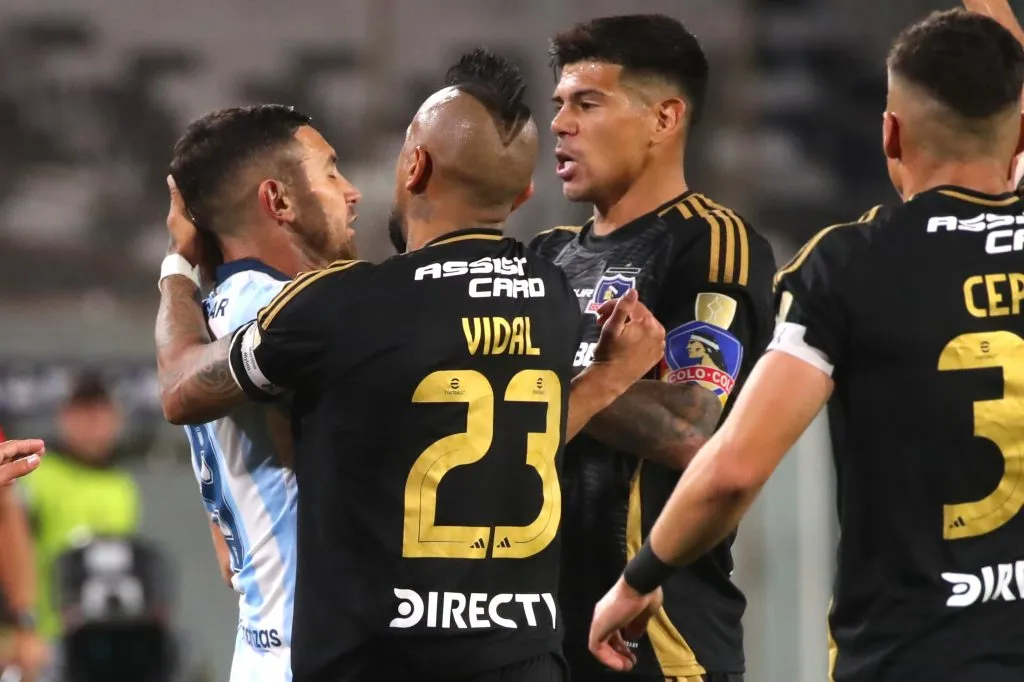 La reacción de Vidal contra Maravilla Martínez. (Jonnathan Oyarzun/Photosport).