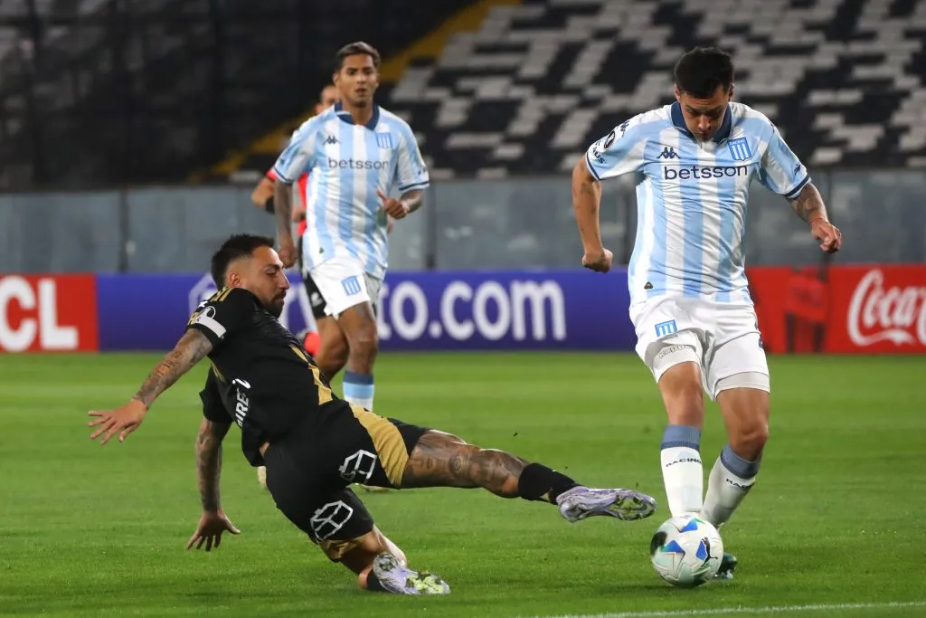 Javier Correa hizo poco ante Racing Club. (Jonnathan Oyarzun/Photosport)