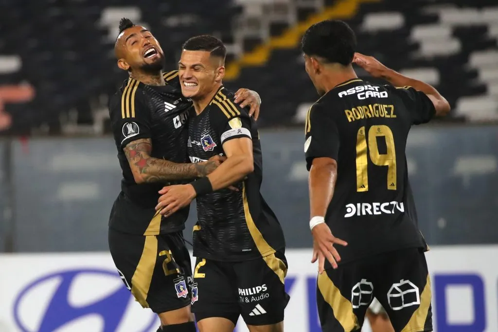 Arturo Vidal y Salomón Rodríguez festejan con Lucas Cepeda. (Jonnathan Oyarzun/Photosport).