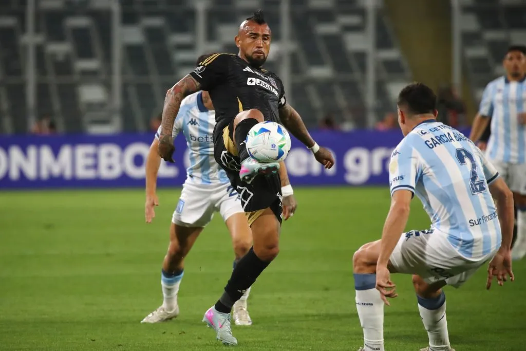 Arturo Vidal jugando ante Racing. Foto: Jonnathan Oyarzun/Photosport
