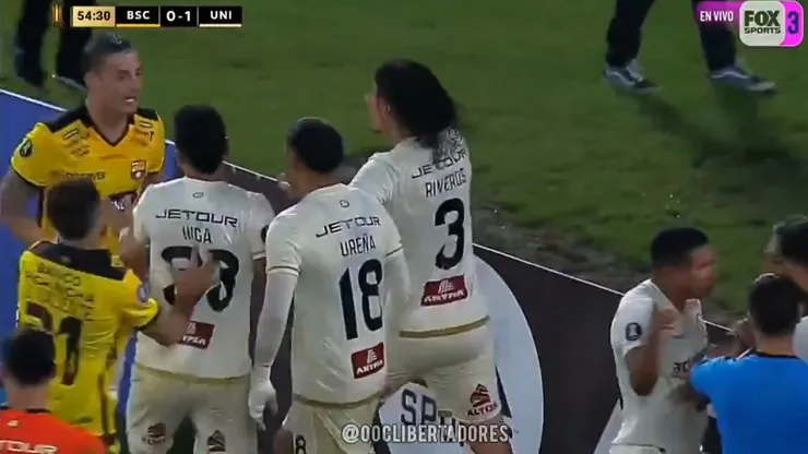Rodrigo Ureña y Octavio Rivero en una pelea digna de Copa Libertadores.