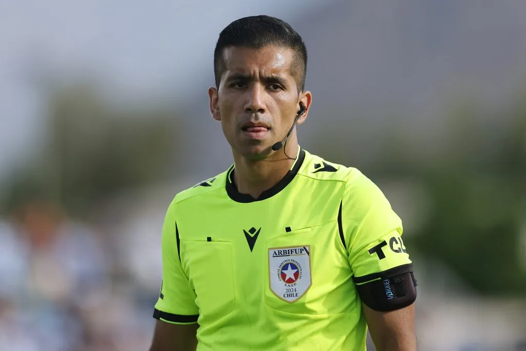 Rodrigo Carvajal será castigado tras polémica de camisetas de U. Católica | Photosport