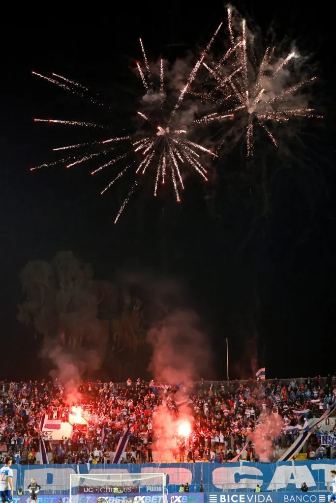 Los fuegos artificiales y bengalas de los hinchas de Católica que provocan citación al Tribunal (Photosport)