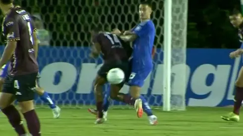 La falta de Franco Calderón que terminó en penal para Carabobo.
