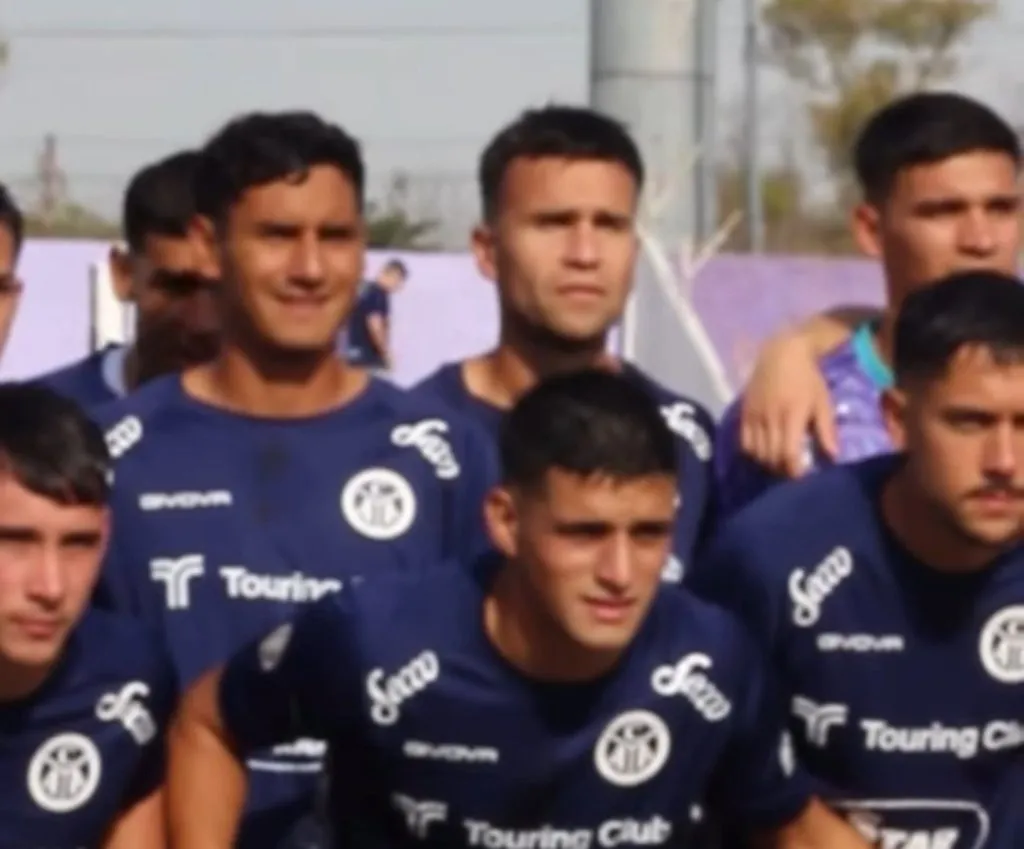 Escalante se escondió detrás de un compañero en la foto-homenaje al Papa Francisco.