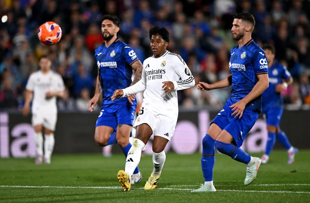 Endrick quiso marcar con un sombrerito que terminó en nada y cuando tenía a un compañero libre, lo que no le gustó nada a Carlo Ancelotti en el Real Madrid. Foto: Getty Images.