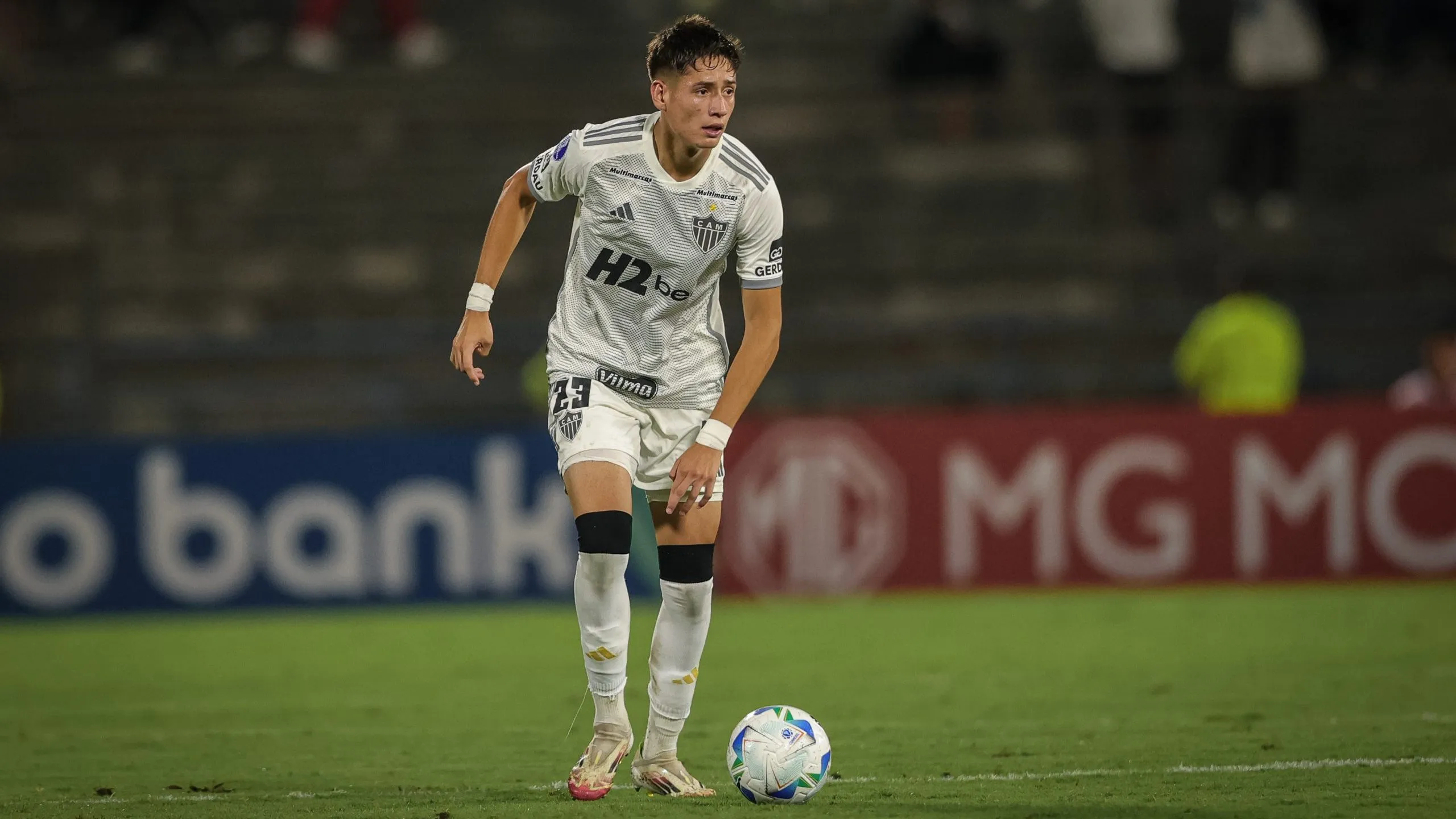 Iván Román casi termina a los combos en el Mineiro. Foto: A. Mineiro.