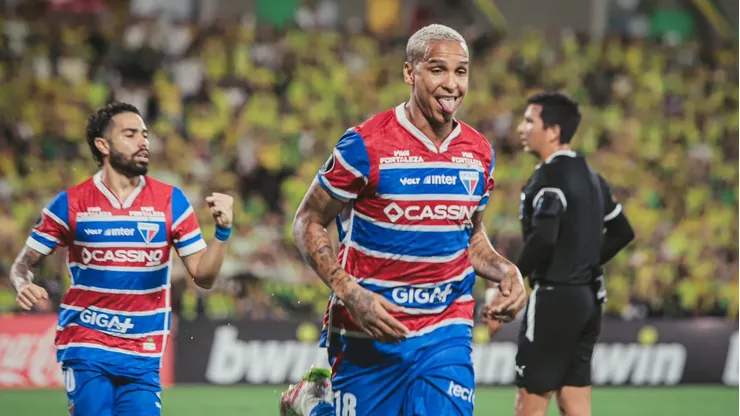 Deyverson celebra el gol en Colombia que deja bien posicionado a Fortaleza en la Copa