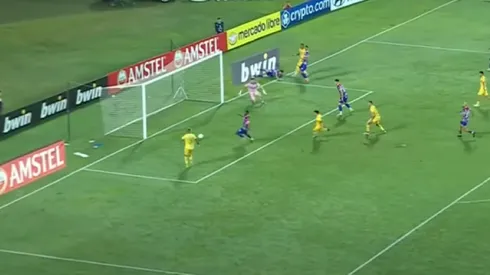 Colo Colo sigue soñando en Copa Libertadores gracias a uno de los fallos más insólitos que se hayan visto.