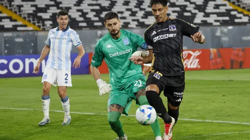 Gabriel Arias golpeó sin balón a Salomón Rodríguez y todo Colo Colo reclamó penal, pero el VAR ni apareció.