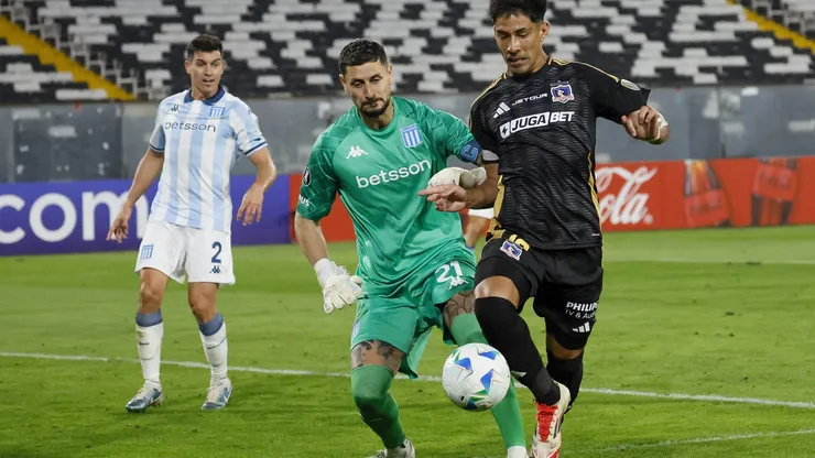 Gabriel Arias golpeó sin balón a Salomón Rodríguez y todo Colo Colo reclamó penal, pero el VAR ni apareció.