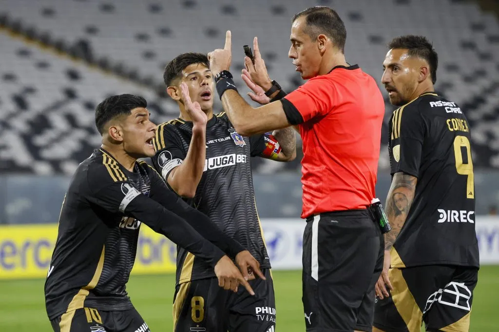 Colo Colo reclamó con todo el supuesto penal contra Racing, pero el árbitro y el VAR no pescaron. Foto: Photosport.