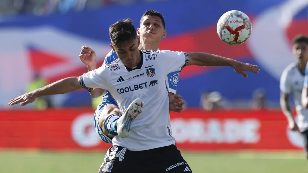 Los partidos que protagonizan Colo Colo y Universidad de Chile, de noche, al menos en la Liga de Primera tienen su futuro sentenciado. Foto: Pepe Alvujar/Photosport