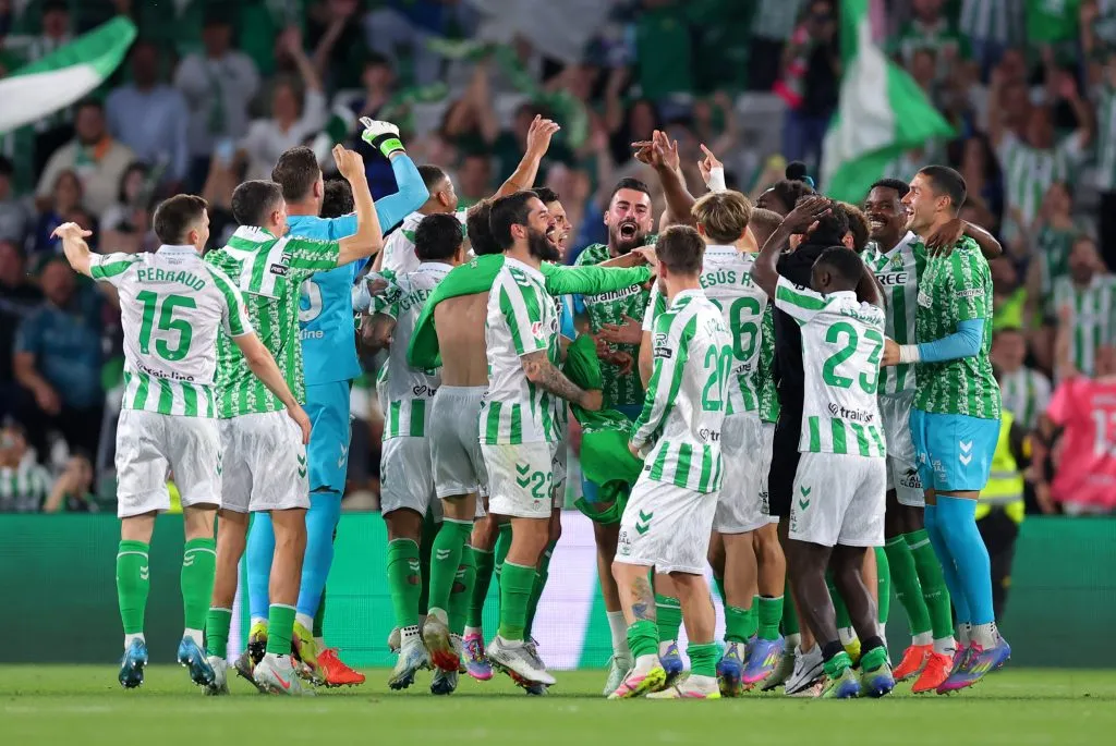 Real Betis celebra la goleada en la Liga. (Photo by Fran Santiago/Getty Images)