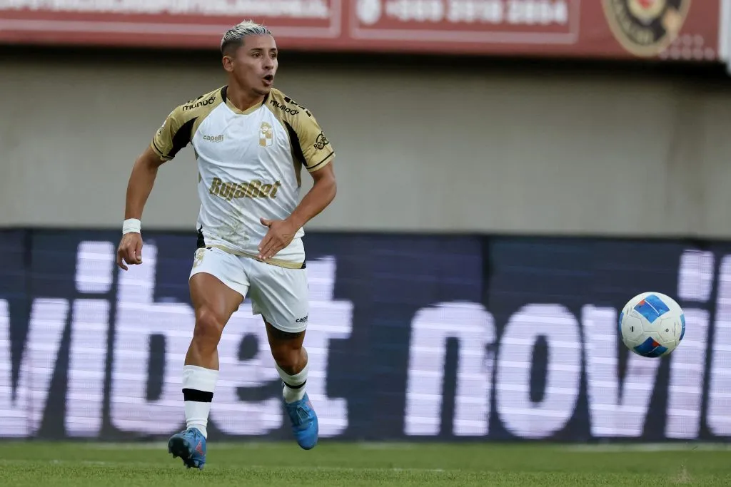 Bruno Cabrera amenaza a Colo Colo. Foto: Andres Pina/Photosport