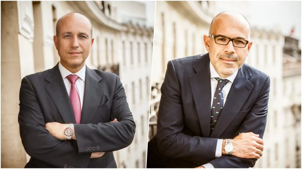 Los abogados que forman parte del estudio que defenderá a Colo Colo. Julio Senn y Javier Ferrero. Foto: Senn Ferrero Abogados.