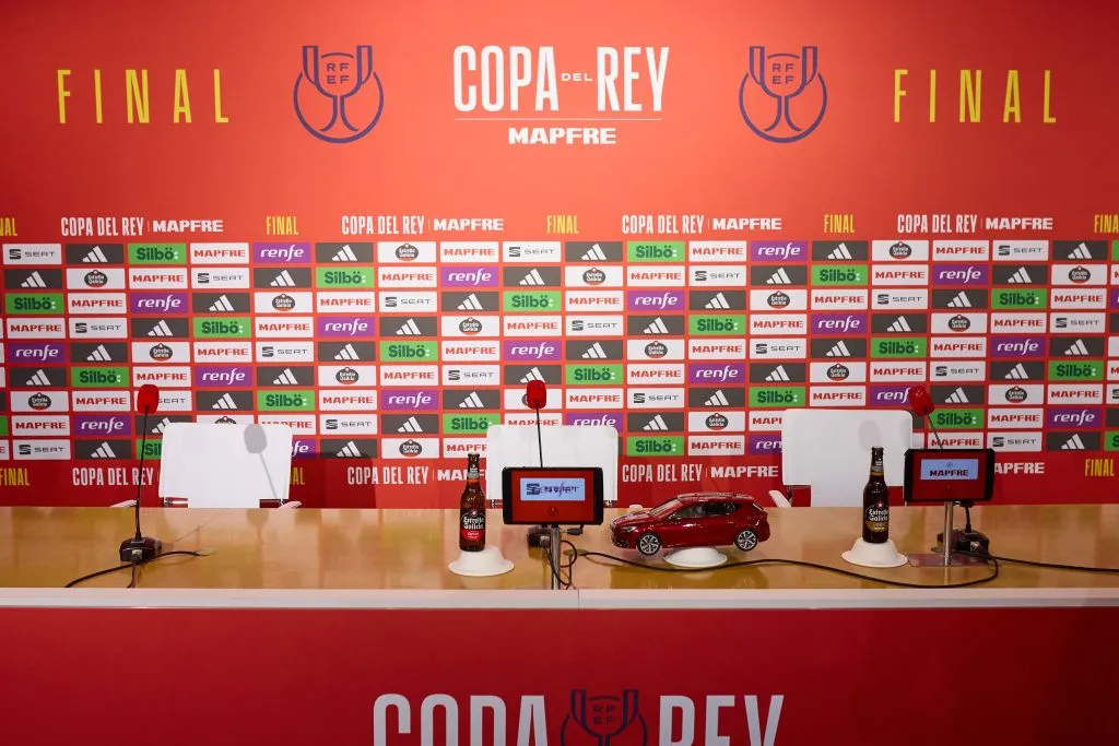 Así quedó la zona de conferencia de prensa sin la presencia del Real Madrid (Photo by Fran Santiago/Getty Images)