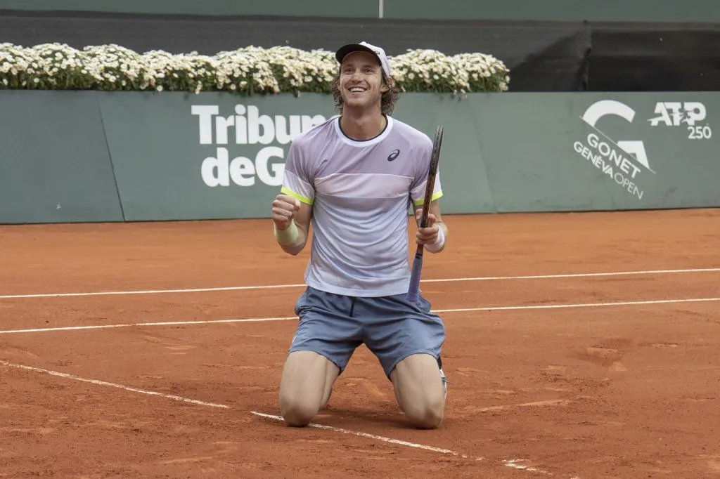 Nicolás Jarry tras coronarse en el Ginebra Open 2023.