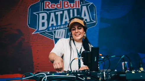 DJ Atenea en los platos de Batalla