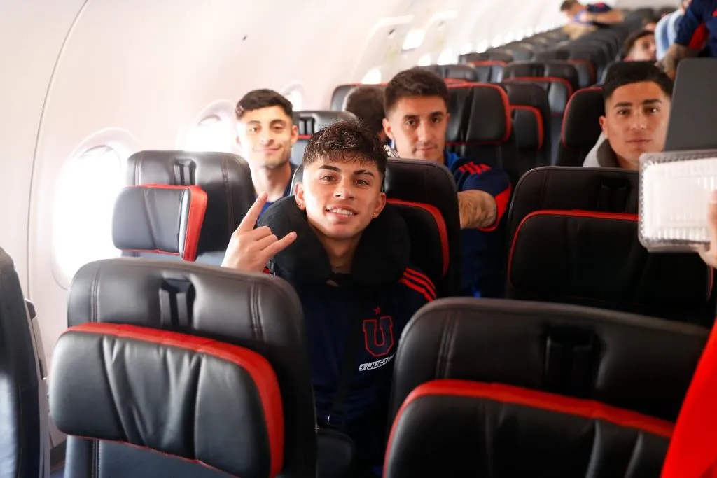 La U regresó en un vuelo comercial tras una escala en Colombia. Foto: U de Chile.