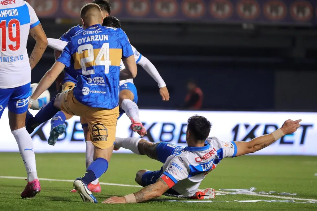 Así fue el segundo gol de Zampedril, literalmente desde el suelo. (Felipe Zanca/Photosport).