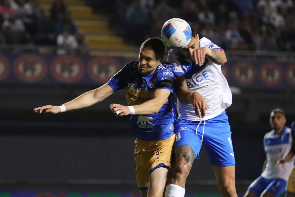 El cabezazo de Zampedri ante la marca de Diego Oyarzún. (Felipe Zanca/Photosport).