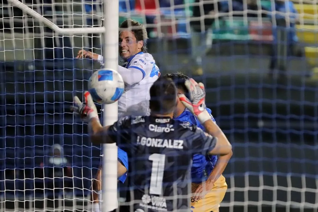 El cabezazo de Clemente Montes para estirar a dos goles la ventaja vs Everton. (Felipe Zanca/Photosport).