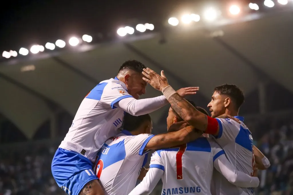 El festejo de la UC que saltó a la cima.  (Pepe Alvujar/Photosport).